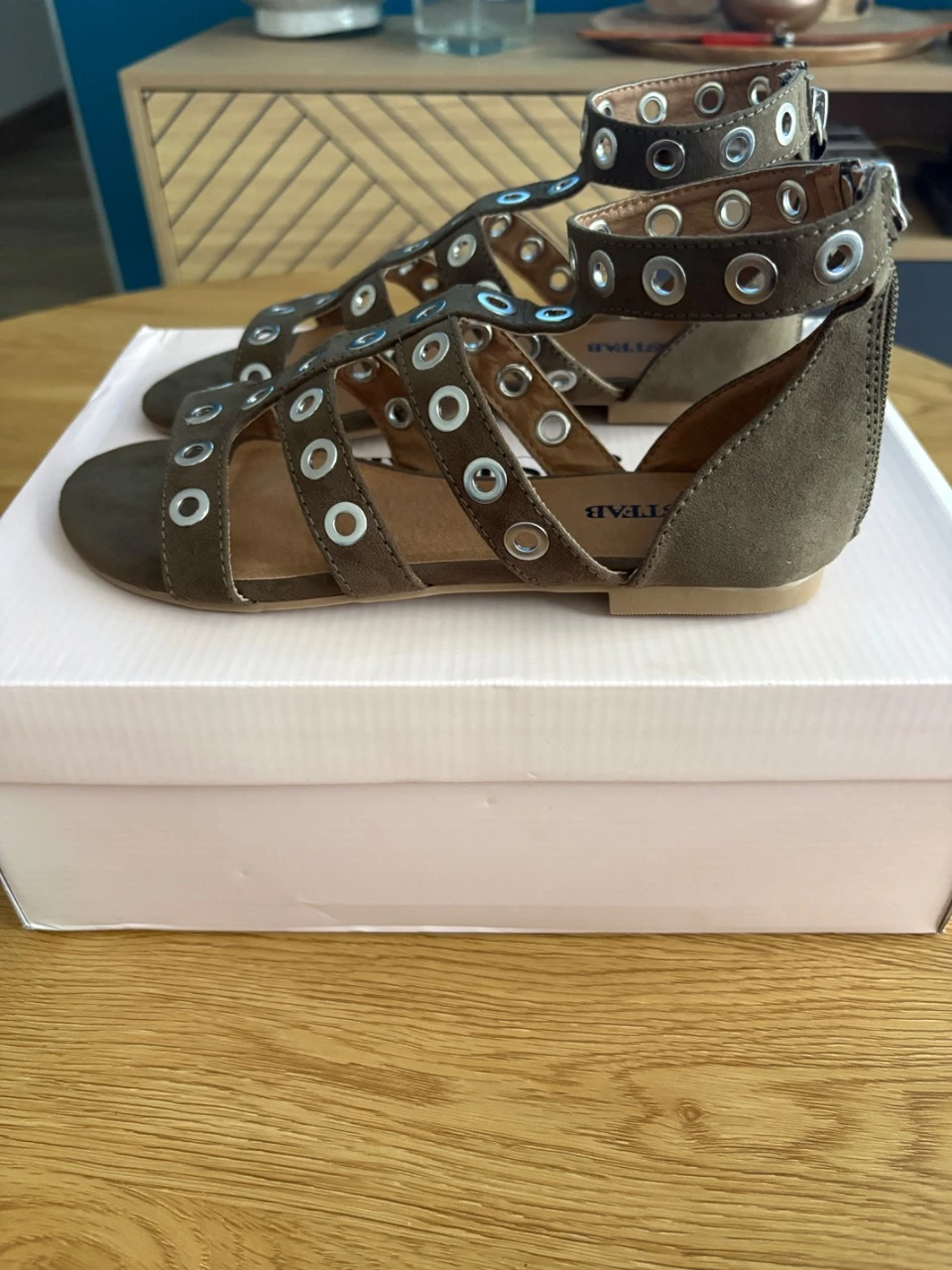 Sandálias JustFab Yuchina – Kaki/Olive – Tamanho 36.5 – Novas com caixa – photo 3